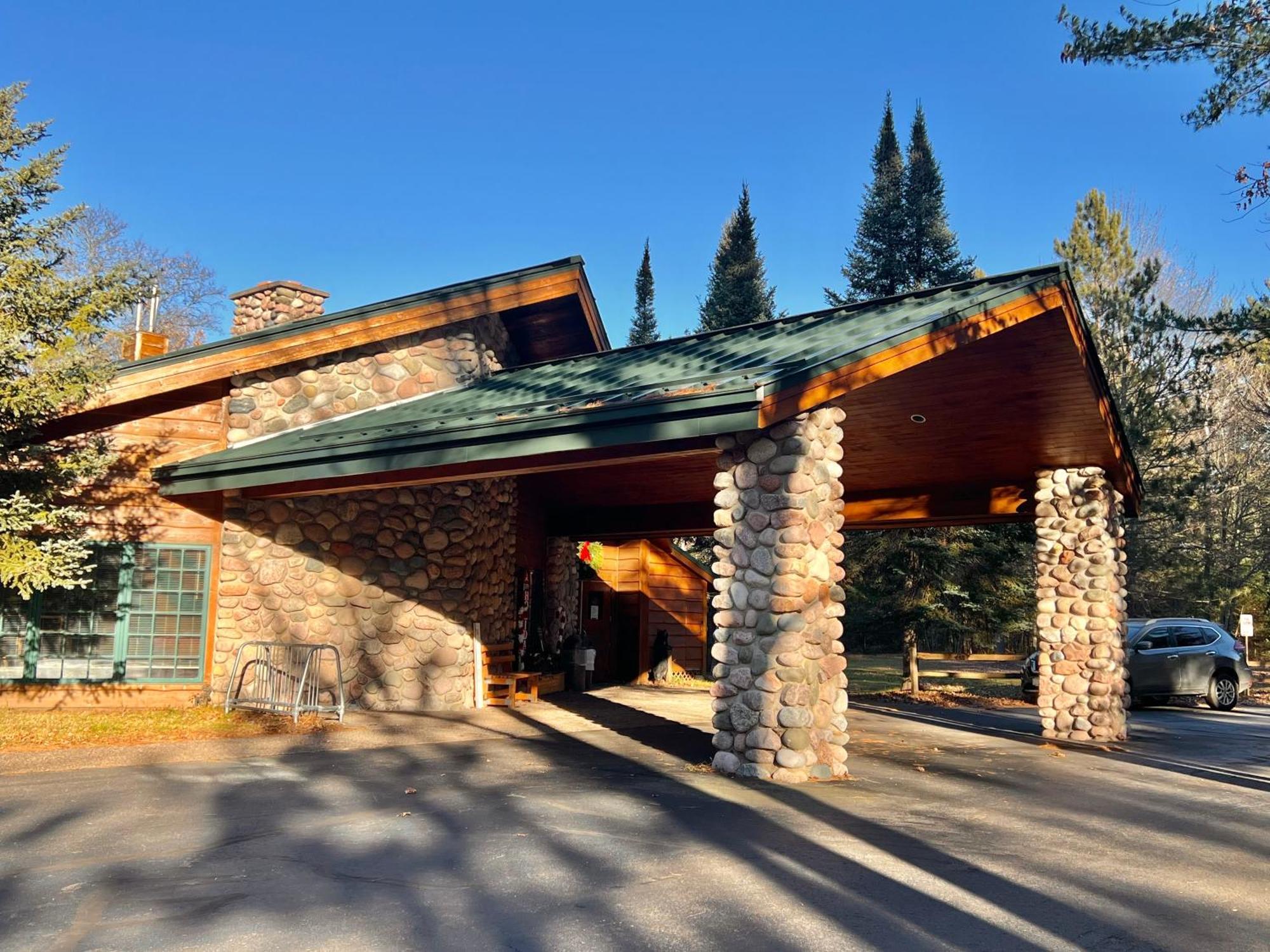 Whitetail Lodge Saint Germain المظهر الخارجي الصورة